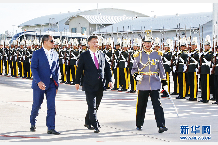 當(dāng)?shù)貢r間11月17日，國家主席習(xí)近平乘專機抵達基多，開始對厄瓜多爾共和國進行國事訪問。這是厄瓜多爾總統(tǒng)科雷亞在機場為習(xí)近平舉行隆重歡迎儀式。新華社記者 鞠鵬 攝 