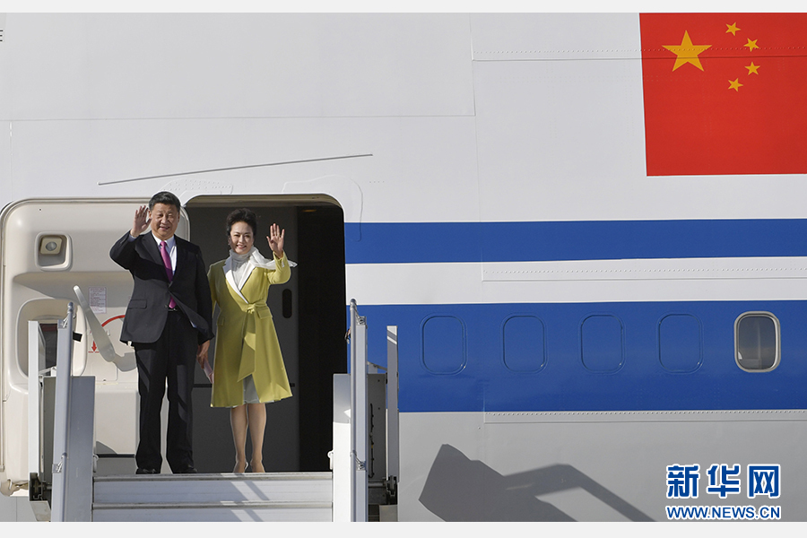 當(dāng)?shù)貢r間11月17日，國家主席習(xí)近平乘專機抵達基多，開始對厄瓜多爾共和國進行國事訪問。這是習(xí)近平與夫人彭麗媛向歡迎人群揮手致意。新華社記者 王曄 攝 