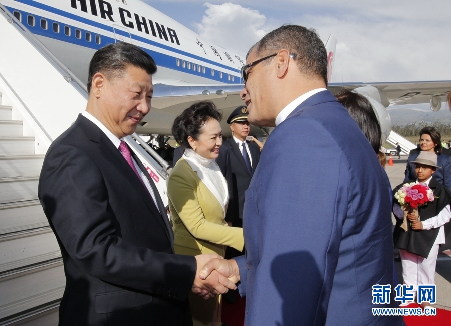 當(dāng)?shù)貢r間11月17日，國家主席習(xí)近平乘專機抵達基多，開始對厄瓜多爾共和國進行國事訪問。厄瓜多爾總統(tǒng)科雷亞和夫人馬勒布等在舷梯旁熱情迎接習(xí)近平和夫人彭麗媛。新華社記者 鞠鵬 攝