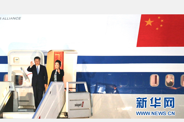 當?shù)貢r間11月18日，國家主席習近平抵達利馬，出席亞太經(jīng)合組織第二十四次領導人非正式會議并對秘魯共和國進行國事訪問。習近平和夫人彭麗媛受到秘魯副總統(tǒng)阿勞斯等熱情迎接。新華社記者 丁林 攝