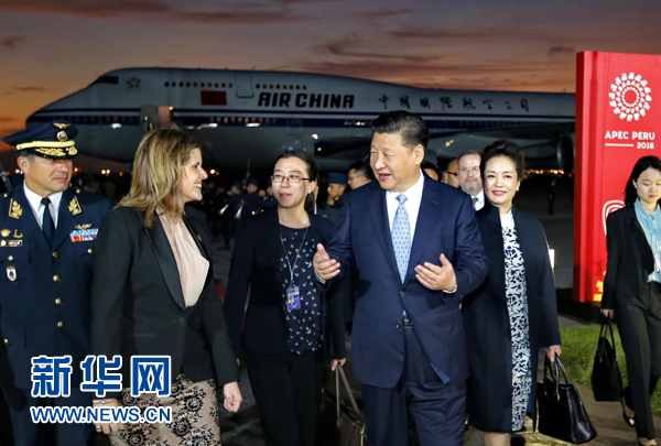 當?shù)貢r間11月18日，國家主席習近平抵達利馬，出席亞太經(jīng)合組織第二十四次領導人非正式會議并對秘魯共和國進行國事訪問。習近平和夫人彭麗媛受到秘魯副總統(tǒng)阿勞斯等熱情迎接。新華社記者 鞠鵬 攝
