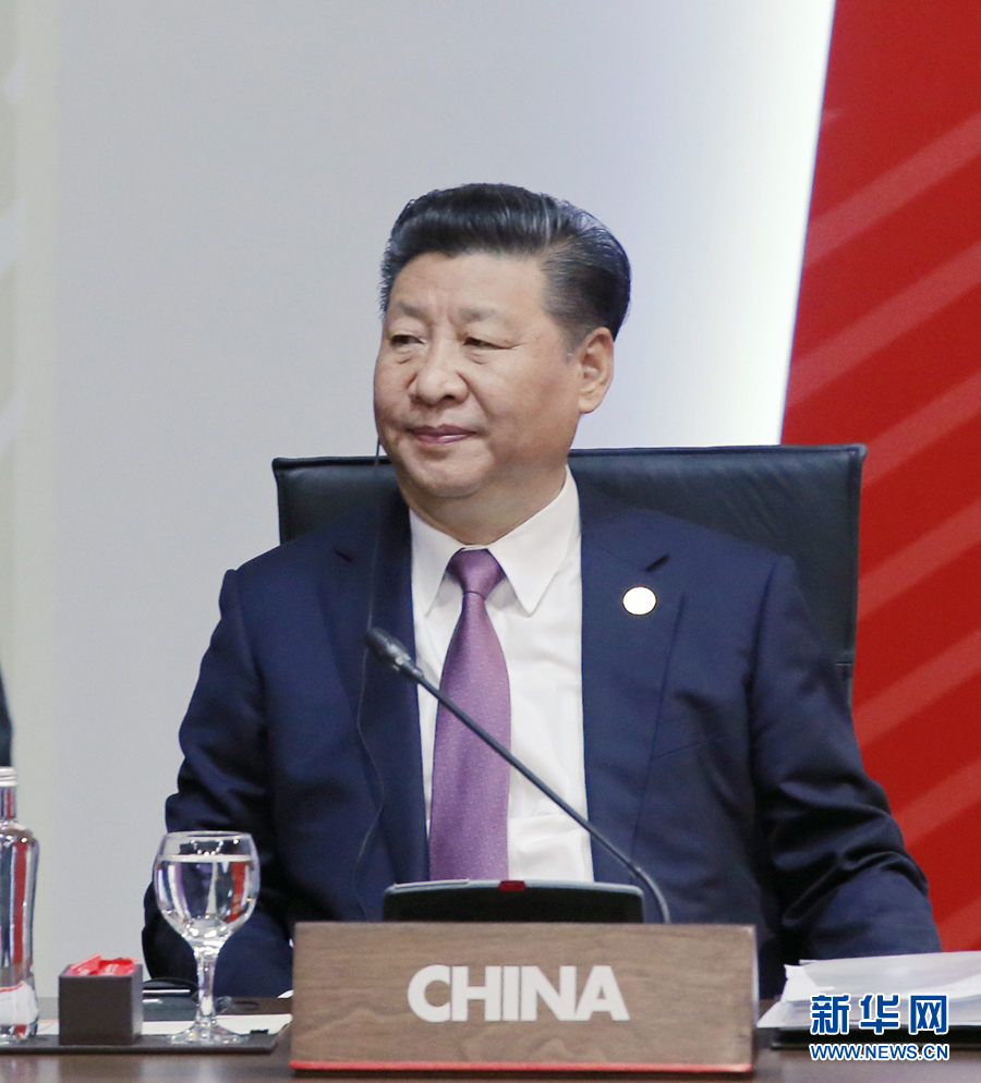 11月20日，亞太經(jīng)合組織第二十四次領(lǐng)導(dǎo)人非正式會(huì)議在秘魯利馬舉行。國家主席習(xí)近平出席并發(fā)表題為《面向未來開拓進(jìn)取促進(jìn)亞太發(fā)展繁榮》的重要講話。 新華社記者 鞠鵬 攝