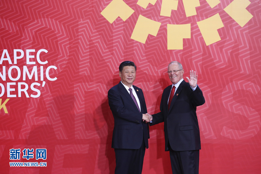 11月20日，亞太經(jīng)合組織第二十四次領(lǐng)導(dǎo)人非正式會(huì)議在秘魯利馬舉行。國家主席習(xí)近平出席并發(fā)表題為《面向未來開拓進(jìn)取促進(jìn)亞太發(fā)展繁榮》的重要講話。這是會(huì)議開始前，習(xí)近平受到秘魯總統(tǒng)庫琴斯基的熱情迎接。 新華社記者 龐興雷 攝