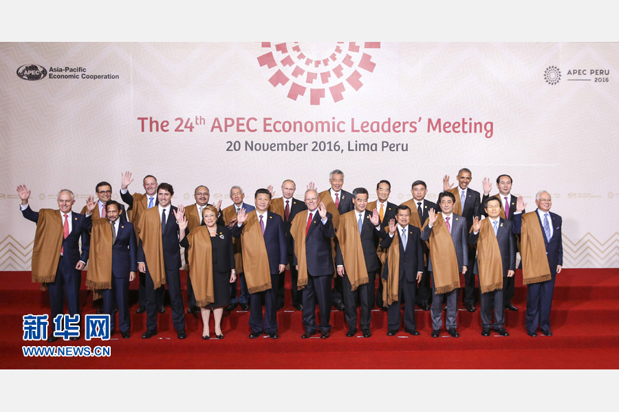 11月20日，亞太經(jīng)合組織第二十四次領(lǐng)導(dǎo)人非正式會(huì)議在秘魯利馬舉行。國家主席習(xí)近平出席并發(fā)表題為《面向未來開拓進(jìn)取促進(jìn)亞太發(fā)展繁榮》的重要講話。這是會(huì)議期間，國家主席習(xí)近平同其他亞太經(jīng)合組織成員經(jīng)濟(jì)體領(lǐng)導(dǎo)人、代表合影。 新華社記者 丁林 攝