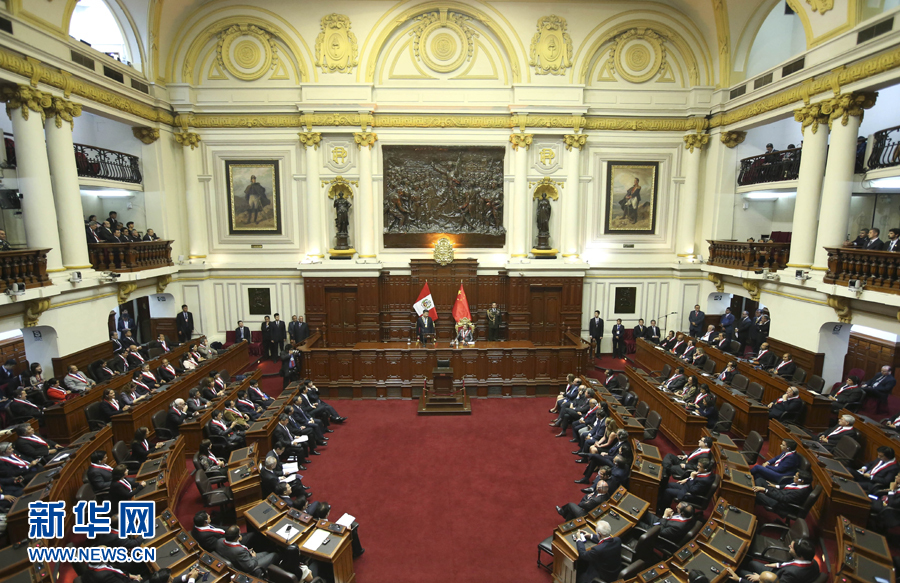 11月21日，國(guó)家主席習(xí)近平在秘魯國(guó)會(huì)發(fā)表題為《同舟共濟(jì)、揚(yáng)帆遠(yuǎn)航，共創(chuàng)中拉關(guān)系美好未來(lái)》的重要演講。 新華社記者 龐興雷 攝