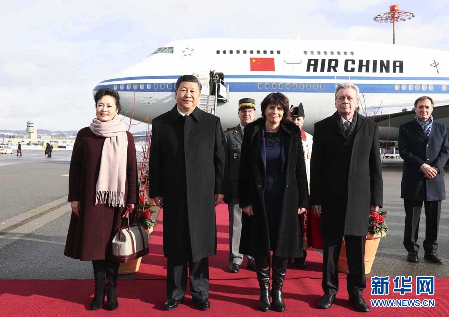 1月15日，國家主席習(xí)近平乘專機抵達蘇黎世，開始對瑞士聯(lián)邦進行國事訪問。這是瑞士聯(lián)邦主席洛伊特哈德在機場為習(xí)近平和夫人彭麗媛舉行隆重歡迎儀式。 新華社記者 蘭紅光 攝