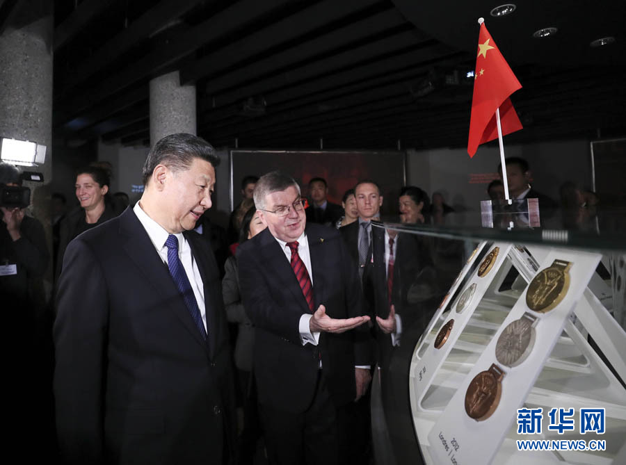 1月18日，國家主席習(xí)近平在瑞士洛桑國際奧林匹克博物館會(huì)見國際奧林匹克委員會(huì)主席巴赫。這是會(huì)見后，習(xí)近平在巴赫陪同下參觀往屆奧運(yùn)會(huì)獎(jiǎng)牌展。新華社記者 蘭紅光 攝