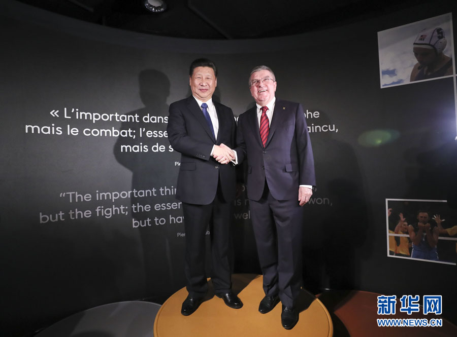 1月18日，國家主席習(xí)近平在瑞士洛桑國際奧林匹克博物館會(huì)見國際奧林匹克委員會(huì)主席巴赫。這是習(xí)近平和巴赫在奧運(yùn)冠軍領(lǐng)獎(jiǎng)臺(tái)上合影。新華社記者 蘭紅光 攝