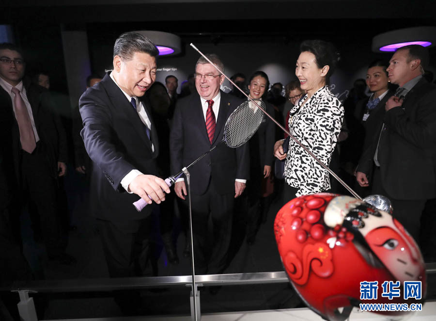 1月18日，國家主席習(xí)近平在瑞士洛桑國際奧林匹克博物館會(huì)見國際奧林匹克委員會(huì)主席巴赫。這是習(xí)近平在巴赫陪同下，參觀羽毛球世界冠軍李玲蔚用過的球拍。新華社記者 蘭紅光 攝