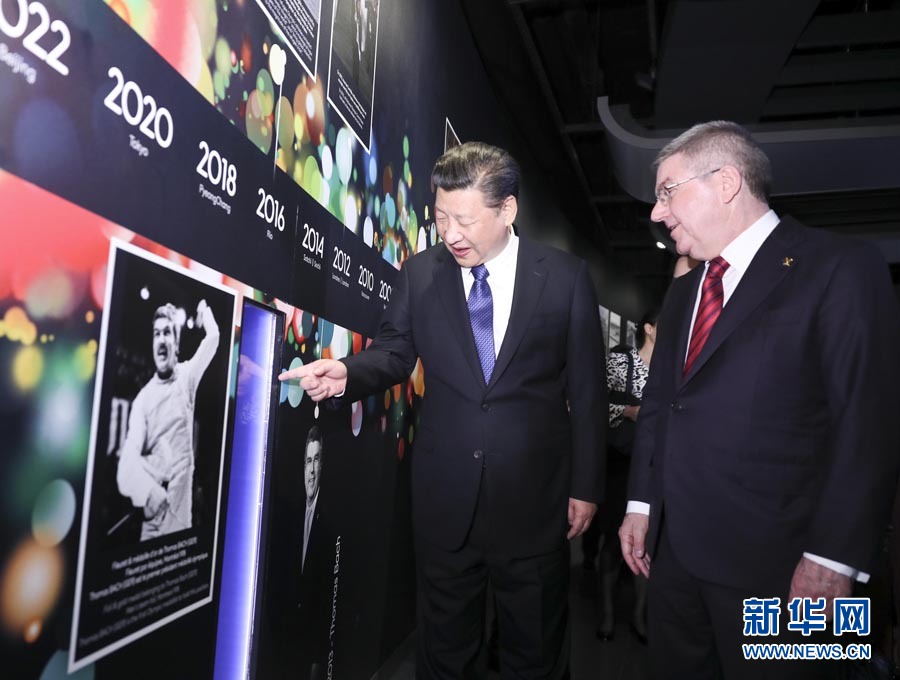 1月18日，國家主席習(xí)近平在瑞士洛桑國際奧林匹克博物館會(huì)見國際奧林匹克委員會(huì)主席巴赫。這是習(xí)近平在巴赫陪同下，參觀巴赫作為擊劍運(yùn)動(dòng)員參加奧運(yùn)會(huì)的照片。新華社記者 蘭紅光 攝