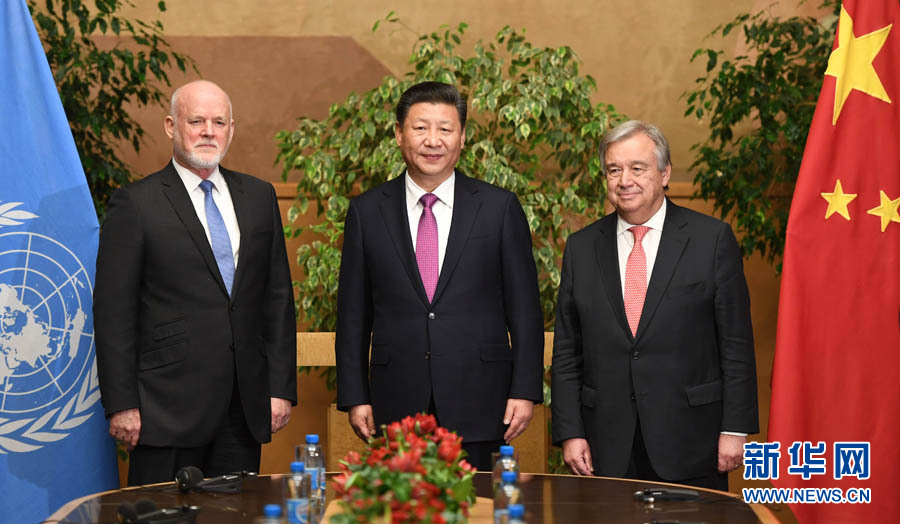 1月18日，國(guó)家主席習(xí)近平在瑞士日內(nèi)瓦萬(wàn)國(guó)宮會(huì)見第71屆聯(lián)合國(guó)大會(huì)主席湯姆森和聯(lián)合國(guó)秘書長(zhǎng)古特雷斯。 新華社記者 張鐸 攝