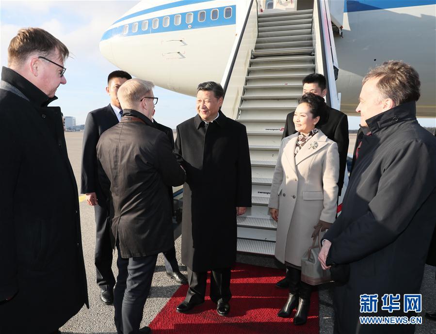 4月4日，國(guó)家主席習(xí)近平乘專機(jī)抵達(dá)赫爾辛基，開(kāi)始對(duì)芬蘭共和國(guó)進(jìn)行國(guó)事訪問(wèn)。這是芬蘭政府代表、農(nóng)業(yè)與環(huán)境部長(zhǎng)蒂利凱寧等在舷梯旁熱情迎接習(xí)近平和夫人彭麗媛。新華社記者 蘭紅光 攝 