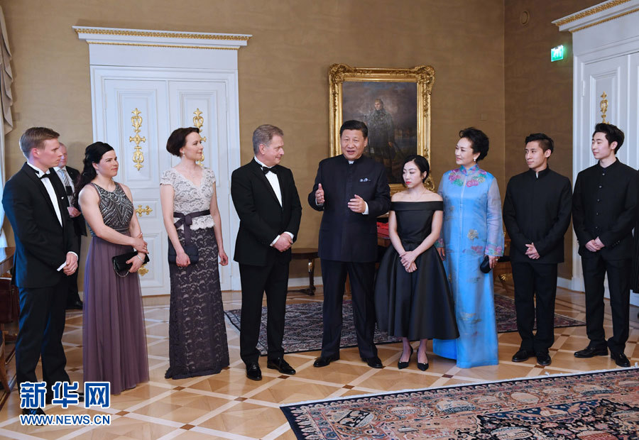 當(dāng)?shù)貢r(shí)間4月5日晚，國家主席習(xí)近平和芬蘭總統(tǒng)尼尼斯托在赫爾辛基共同會見剛剛參加完2017年世界花樣滑冰錦標(biāo)賽的中芬兩國冰雪運(yùn)動員代表。習(xí)近平夫人彭麗媛和尼尼斯托夫人豪吉?dú)W參加會見。新華社記者 饒愛民 攝
