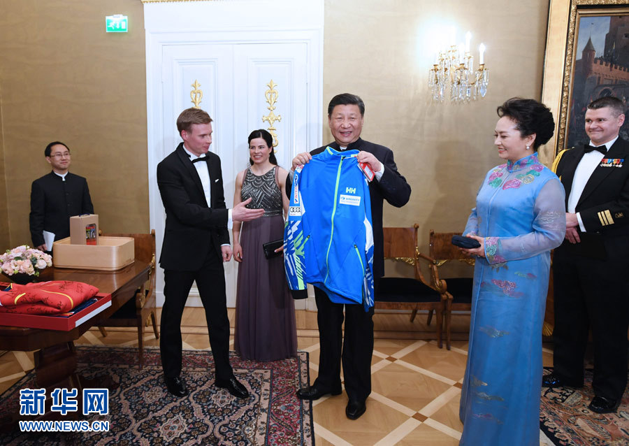 當(dāng)?shù)貢r(shí)間4月5日晚，國家主席習(xí)近平和芬蘭總統(tǒng)尼尼斯托在赫爾辛基共同會見剛剛參加完2017年世界花樣滑冰錦標(biāo)賽的中芬兩國冰雪運(yùn)動員代表。習(xí)近平夫人彭麗媛和尼尼斯托夫人豪吉?dú)W參加會見。這是芬蘭運(yùn)動員向習(xí)近平和夫人彭麗媛贈送運(yùn)動衣。新華社記者 饒愛民 攝