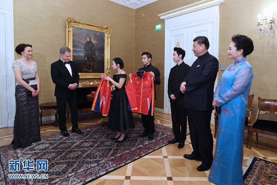 當(dāng)?shù)貢r(shí)間4月5日晚，國家主席習(xí)近平和芬蘭總統(tǒng)尼尼斯托在赫爾辛基共同會見剛剛參加完2017年世界花樣滑冰錦標(biāo)賽的中芬兩國冰雪運(yùn)動員代表。習(xí)近平夫人彭麗媛和尼尼斯托夫人豪吉?dú)W參加會見。這是中國運(yùn)動員向尼尼斯托和夫人豪吉?dú)W贈送運(yùn)動衣。新華社記者 饒愛民 攝