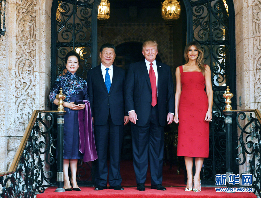 當(dāng)?shù)貢r(shí)間4月6日，國家主席習(xí)近平在美國佛羅里達(dá)州海湖莊園同美國總統(tǒng)特朗普舉行中美元首會(huì)晤。這是習(xí)近平和夫人彭麗媛同特朗普和夫人梅拉尼婭合影留念。新華社記者 饒愛民 攝 