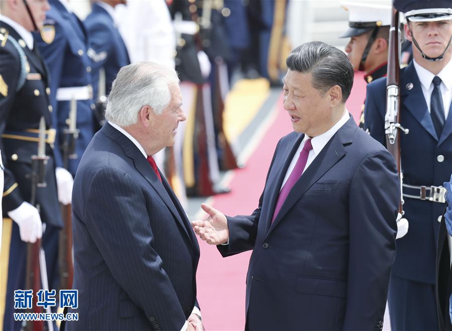 4月6日，國家主席習(xí)近平乘專機(jī)抵達(dá)美國佛羅里達(dá)州，將在海湖莊園同美國總統(tǒng)特朗普舉行中美元首會晤。習(xí)近平和夫人彭麗媛受到美國國務(wù)卿蒂勒森夫婦等熱情迎接。新華社記者 丁林 攝 