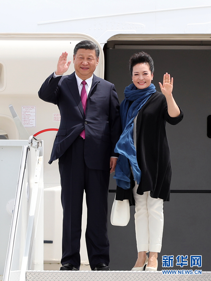 4月6日，國家主席習(xí)近平乘專機(jī)抵達(dá)美國佛羅里達(dá)州，將在海湖莊園同美國總統(tǒng)特朗普舉行中美元首會晤。這是習(xí)近平和夫人彭麗媛步出機(jī)艙。新華社記者 劉衛(wèi)兵 攝 