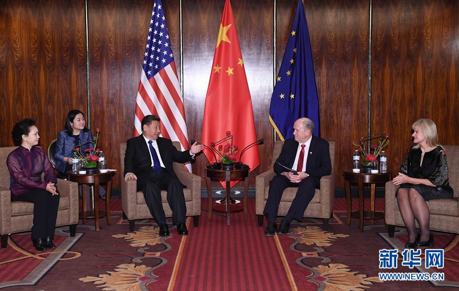 當(dāng)?shù)貢r間4月7日，國家主席習(xí)近平在美國阿拉斯加州安克雷奇會見阿拉斯加州州長沃克。 新華社記者 饒愛民 攝 