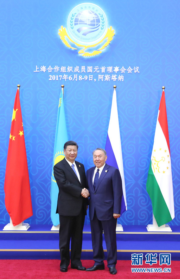 6月9日，國家主席習(xí)近平在哈薩克斯坦首都阿斯塔納出席上海合作組織成員國元首理事會(huì)第十七次會(huì)議并發(fā)表重要講話。這是習(xí)近平出席會(huì)議時(shí)，受到哈薩克斯坦總統(tǒng)納扎爾巴耶夫的熱情迎接。新華社記者 馬占成 攝