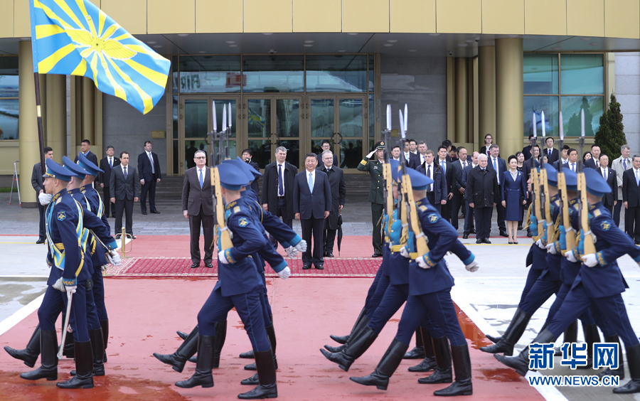 7月3日，國(guó)家主席習(xí)近平乘專機(jī)抵達(dá)莫斯科，開(kāi)始對(duì)俄羅斯聯(lián)邦進(jìn)行國(guó)事訪問(wèn)。這是習(xí)近平出席機(jī)場(chǎng)歡迎儀式。 新華社記者 謝環(huán)馳 攝
