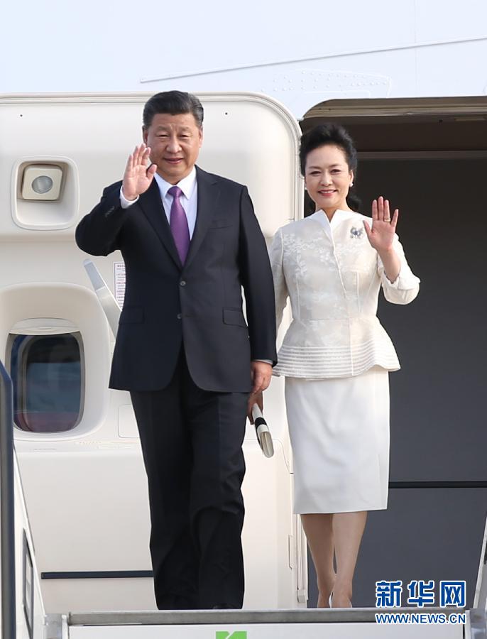 7月4日，國家主席習近平乘專機抵達柏林，開始對德意志聯(lián)邦共和國進行國事訪問。這是習近平和夫人彭麗媛步出艙門。 新華社記者 姚大偉 攝