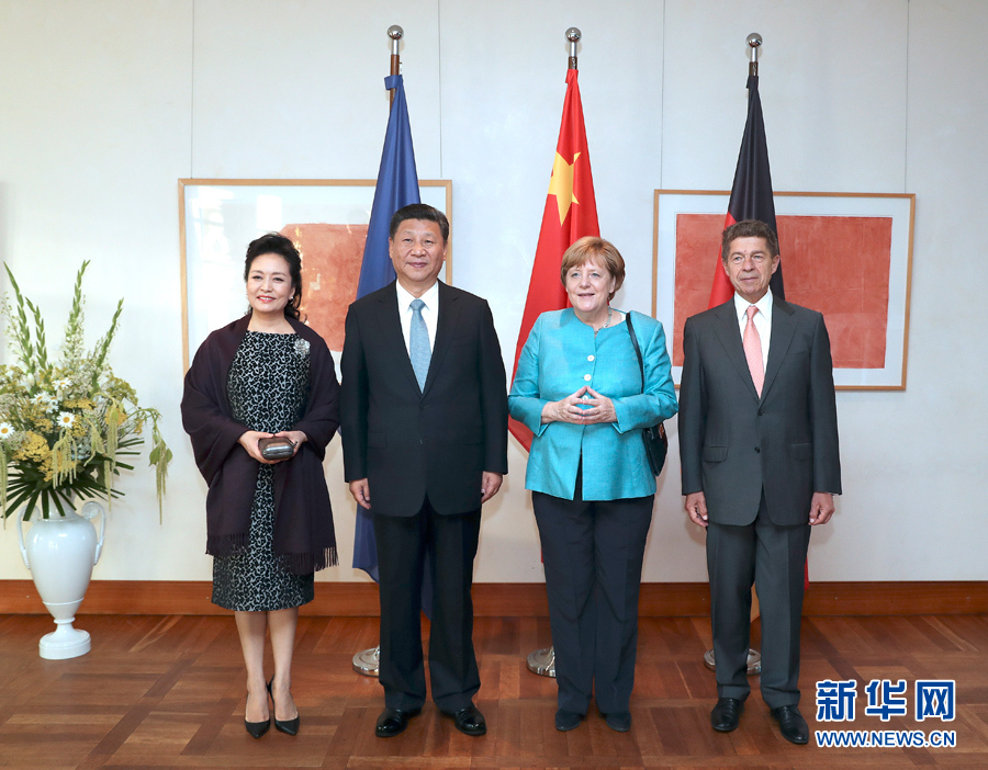 當(dāng)?shù)貢r間7月4日晚，剛剛抵達柏林的國家主席習(xí)近平在利伯曼故居同德國總理默克爾舉行會見。這是習(xí)近平和夫人彭麗媛抵達位于柏林市中心勃蘭登堡門附近的利伯曼故居時，受到默克爾和丈夫紹爾熱情迎接。新華社記者 馬占成 攝