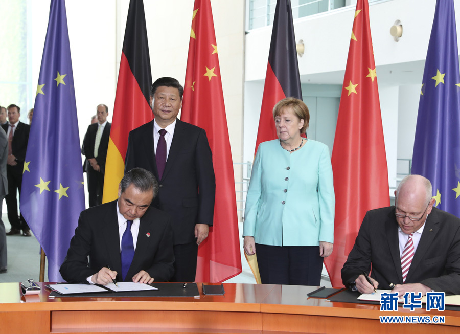 7月5日，國家主席習(xí)近平在柏林同德國總理默克爾舉行會談。會談后，兩國領(lǐng)導(dǎo)人共同見證了航天、智能制造、工業(yè)互聯(lián)網(wǎng)、數(shù)字化、第三方市場、大熊貓合作研究等領(lǐng)域多項雙邊合作文件的簽署。新華社記者馬占成攝