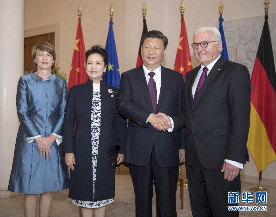7月5日，國家主席習(xí)近平在柏林會(huì)見德國總統(tǒng)施泰因邁爾。會(huì)見前，施泰因邁爾在總統(tǒng)府花園為習(xí)近平舉行隆重歡迎儀式。這是習(xí)近平和夫人彭麗媛同施泰因邁爾夫婦合影。新華社記者 李學(xué)仁 攝