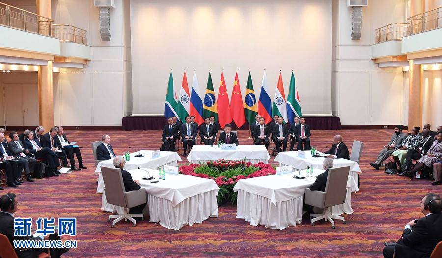 7月7日，國(guó)家主席習(xí)近平在德國(guó)漢堡主持金磚國(guó)家領(lǐng)導(dǎo)人非正式會(huì)晤，發(fā)表引導(dǎo)性講話和總結(jié)講話。南非總統(tǒng)祖馬、巴西總統(tǒng)特梅爾、俄羅斯總統(tǒng)普京、印度總理莫迪出席。新華社記者 張鐸 攝