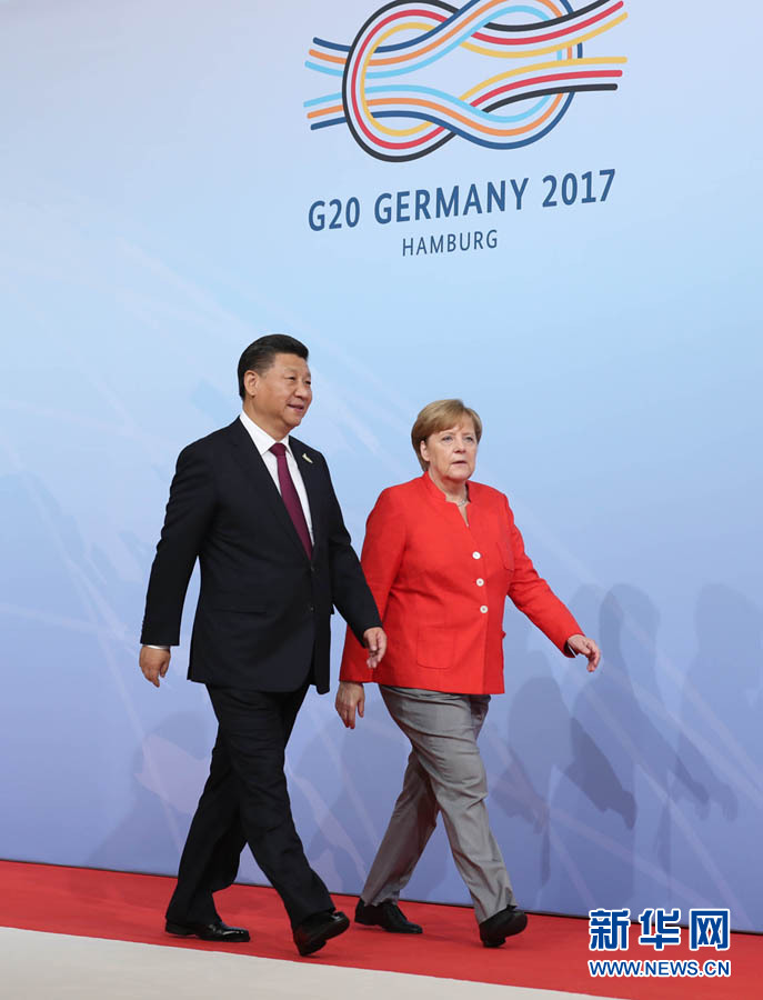 7月7日，二十國集團領導人第十二次峰會在德國漢堡舉行。國家主席習近平出席并發(fā)表題為《堅持開放包容　推動聯(lián)動增長》的重要講話。這是峰會開始前，習近平受到德國總理默克爾迎接。新華社記者 劉衛(wèi)兵 攝 