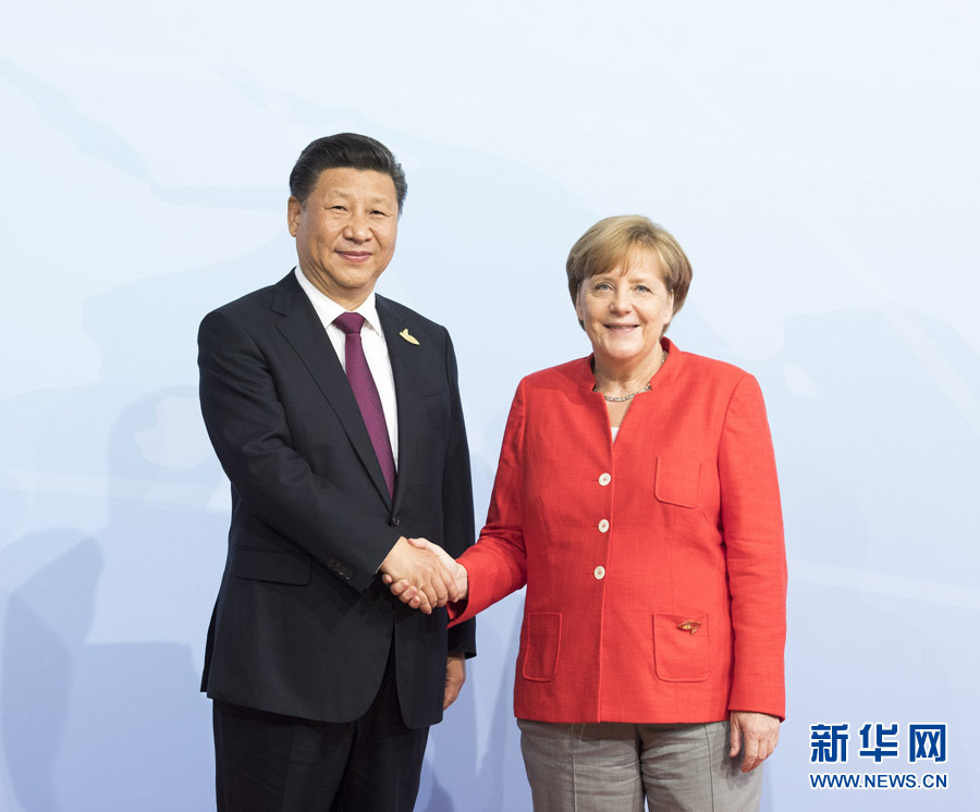 7月7日，二十國集團領導人第十二次峰會在德國漢堡舉行。國家主席習近平出席并發(fā)表題為《堅持開放包容　推動聯(lián)動增長》的重要講話。這是峰會開始前，習近平受到德國總理默克爾迎接。新華社記者 李學仁 攝 