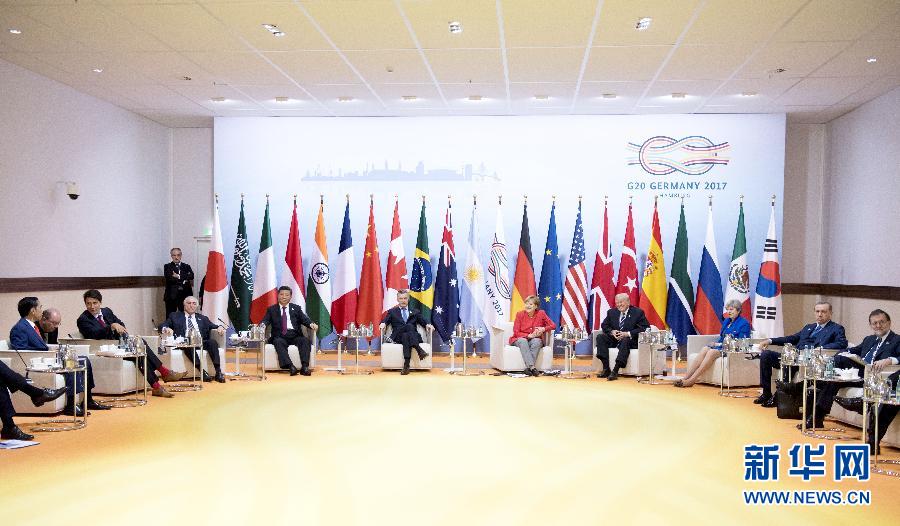 7月7日，二十國集團領導人第十二次峰會在德國漢堡舉行。國家主席習近平出席并發(fā)表題為《堅持開放包容　推動聯(lián)動增長》的重要講話。這是峰會前，習近平出席二十國集團峰會領導人座談會。新華社記者 李學仁 攝 