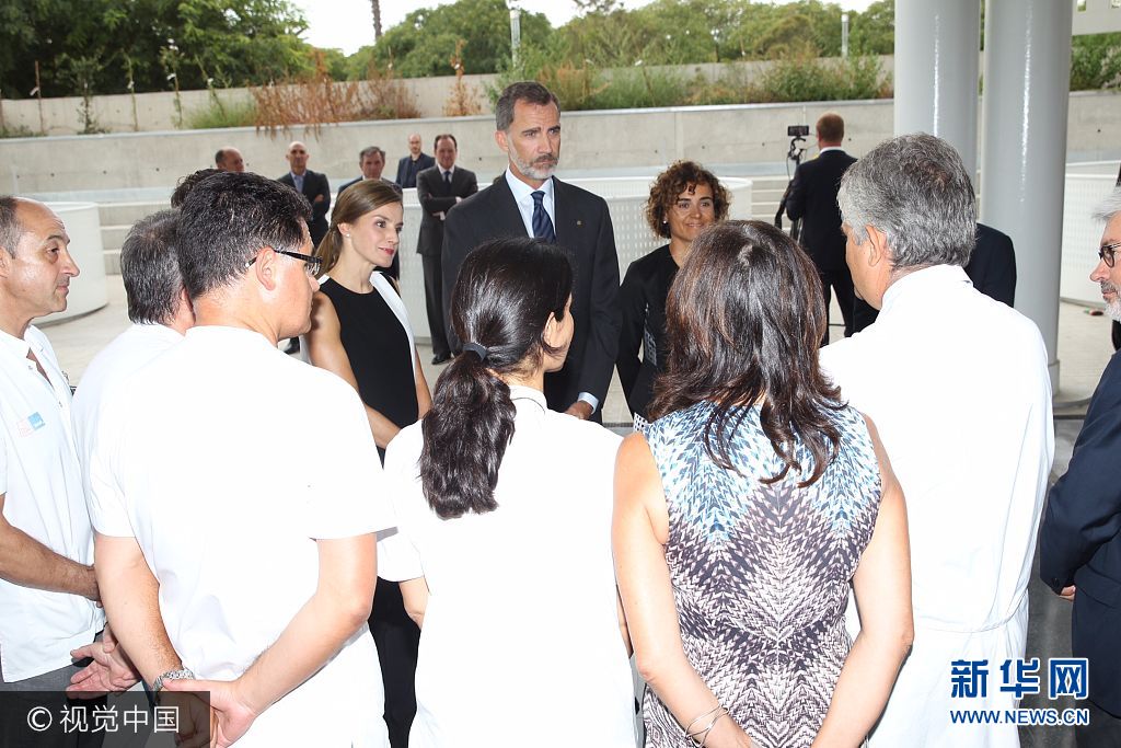 當(dāng)?shù)貢r間2017年8月19日，西班牙巴塞羅那，西班牙國王菲利普六世和萊蒂齊亞王后探望巴塞羅那恐襲案傷者。***_***BARCELONA, SPAIN - AUGUST 19:  In this handout photo provided by Casa de S.M. el Rey de Espana, King Felipe VI of Spain and Queen Letizia of Spain meets with medical staff as they arrive to visit last Thursday's terrorist attack victims at the Hospital de la Santa Creu i Sant Pau on August 19, 2017 in Barcelona, Spain. Thirteen people were killed and dozens injured in the Las Ramblas area of Barcelona when a van hit crowds on August 17.  (Photo by Casa de S.M. el Rey de Espana via Getty Images)