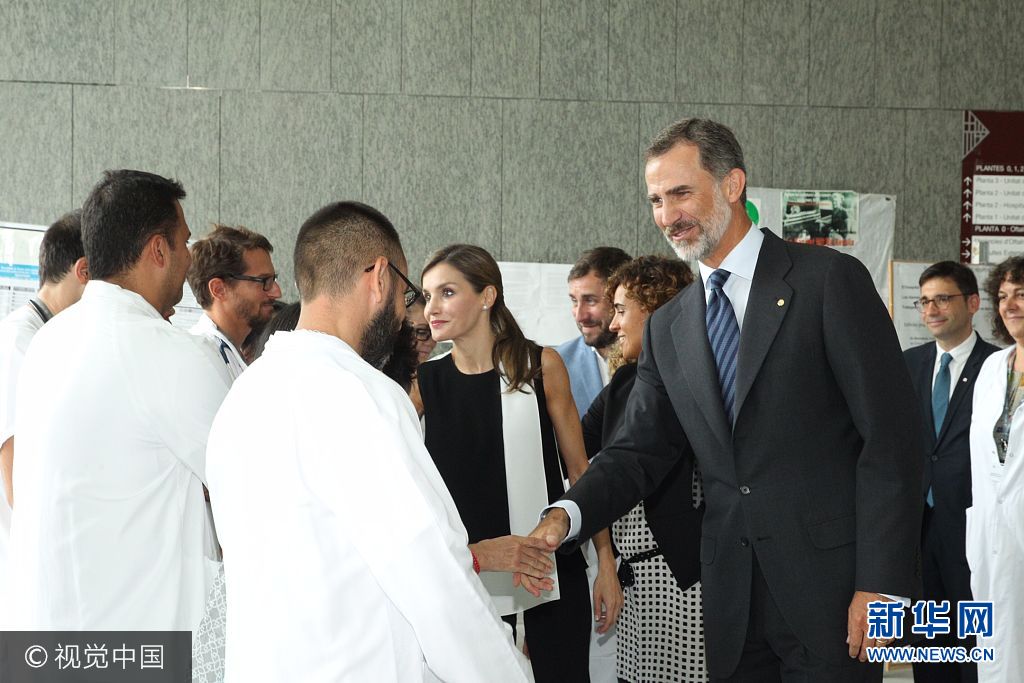 當(dāng)?shù)貢r(shí)間2017年8月19日，西班牙巴塞羅那，西班牙國(guó)王菲利普六世和萊蒂齊亞王后探望巴塞羅那恐襲案?jìng)摺?**_***BARCELONA, SPAIN - AUGUST 19:  In this handout photo provided by Casa de S.M. el Rey de Espana, King Felipe VI of Spain and Queen Letizia of Spain meets with medical staff as they arrive to visit last Thursday's terrorist attack victims at the Hospital de la Santa Creu i Sant Pau on August 19, 2017 in Barcelona, Spain. Thirteen people were killed and dozens injured in the Las Ramblas area of Barcelona when a van hit crowds on August 17.  (Photo by Casa de S.M. el Rey de Espana via Getty Images)