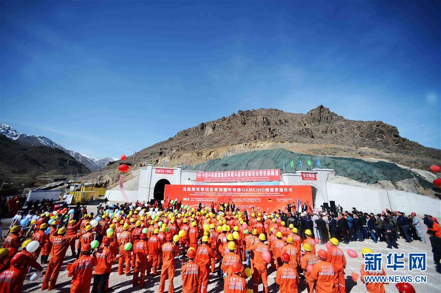 (新華全媒頭條·圖文互動(dòng))(3)構(gòu)建命運(yùn)共同體 開(kāi)啟上合新時(shí)代——習(xí)近平主席推動(dòng)上合組織發(fā)展五年間