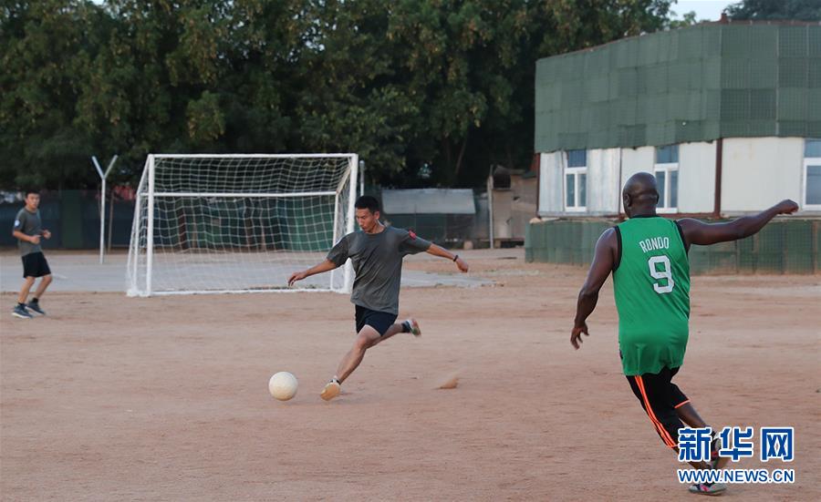 (國(guó)際·圖文互動(dòng))(4)拳拳赤子心 悠悠藍(lán)盔情——記中國(guó)赴蘇丹達(dá)爾富爾維和部隊(duì)度中秋和國(guó)慶佳節(jié)