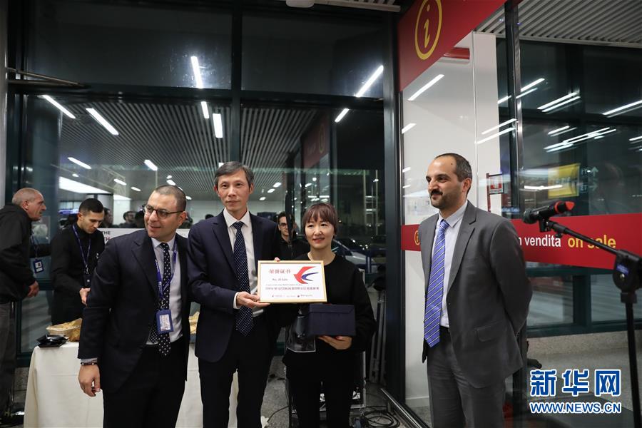 (國(guó)際·圖文互動(dòng))中國(guó)女游客成為羅馬菲烏米奇諾機(jī)場(chǎng)今年第1500萬位到港旅客