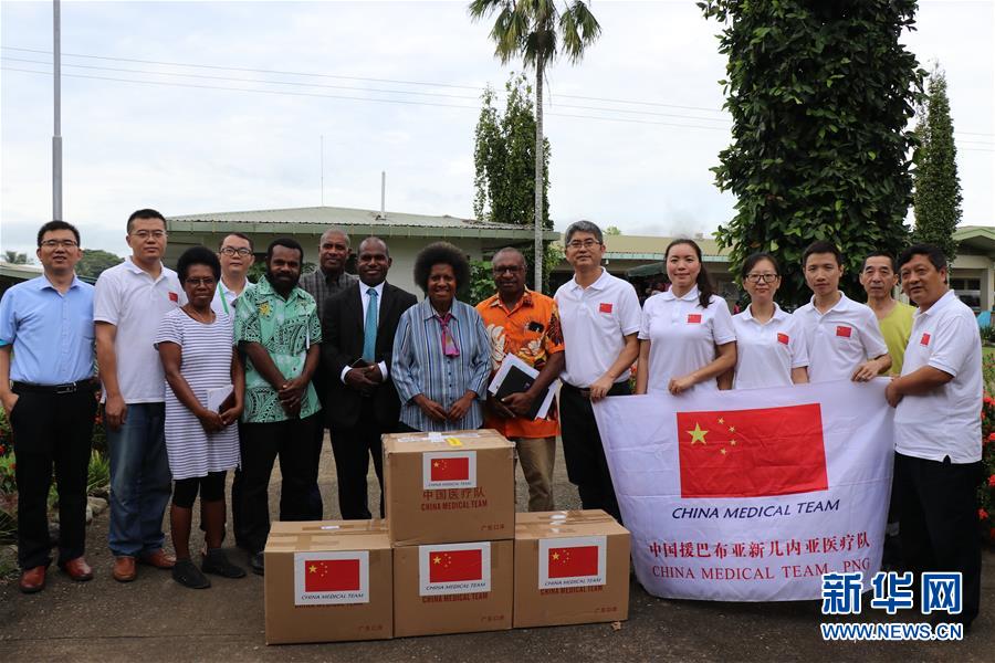 (國(guó)際·“一帶一路”高峰論壇·圖文互動(dòng))(3)通訊:樹(shù)蔭下的診療室——記中國(guó)援巴新醫(yī)療隊(duì)
