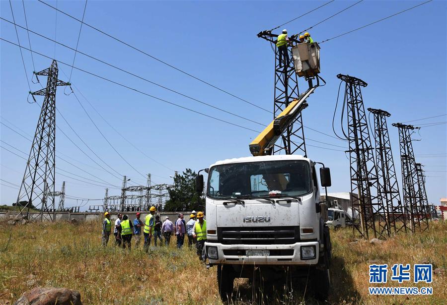 (國(guó)際·圖文互動(dòng))(1)通訊:從家庭走向曠野的敘利亞女電工