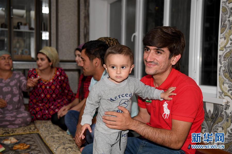 (國際·圖文互動)(1)通訊:“學(xué)習(xí)中文為我?guī)硪庀氩坏降陌l(fā)展機(jī)遇”——記一名“90后”塔吉克斯坦青年的圓夢之路