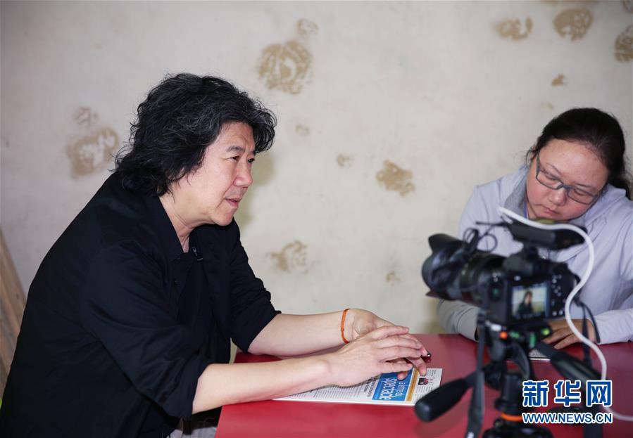 (國際·圖文互動)專訪:結(jié)合傳統(tǒng)與當(dāng)代 推動中國戲劇國際化——訪話劇《茶館》導(dǎo)演孟京輝