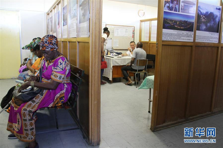 （國際&middot;圖文互動）（2）通訊：讓中醫(yī)在納米比亞落地生根&mdash;&mdash;記三屆援納醫(yī)療隊醫(yī)生褚海林