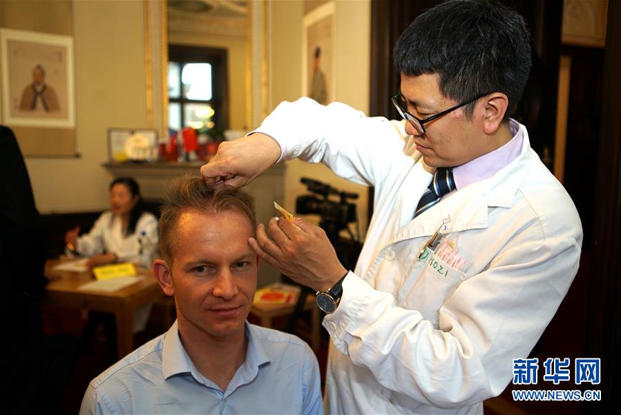 (國際·圖文互動)(3)“一帶一路”中醫(yī)藥針灸風采行走進捷克