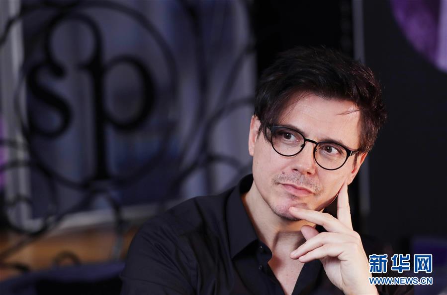 （國際&middot;圖文互動）（3）通訊：手牽手，我們共同驅(qū)散陰霾&mdash;&mdash;法國音樂人創(chuàng)作抗疫歌曲背后的故事