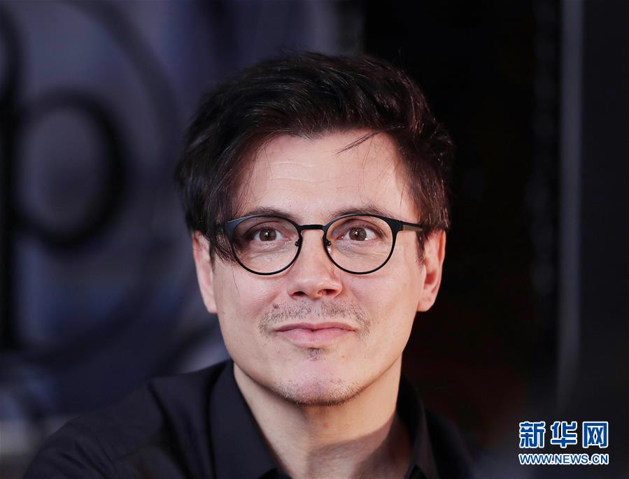 （國際&middot;圖文互動）（6）通訊：手牽手，我們共同驅(qū)散陰霾&mdash;&mdash;法國音樂人創(chuàng)作抗疫歌曲背后的故事