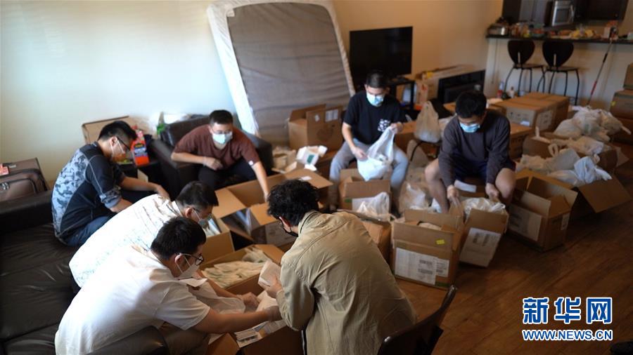(國際疫情·圖文互動)(1)“來自祖國濃濃的愛”——在美留學(xué)生領(lǐng)取“健康包”背后的故事