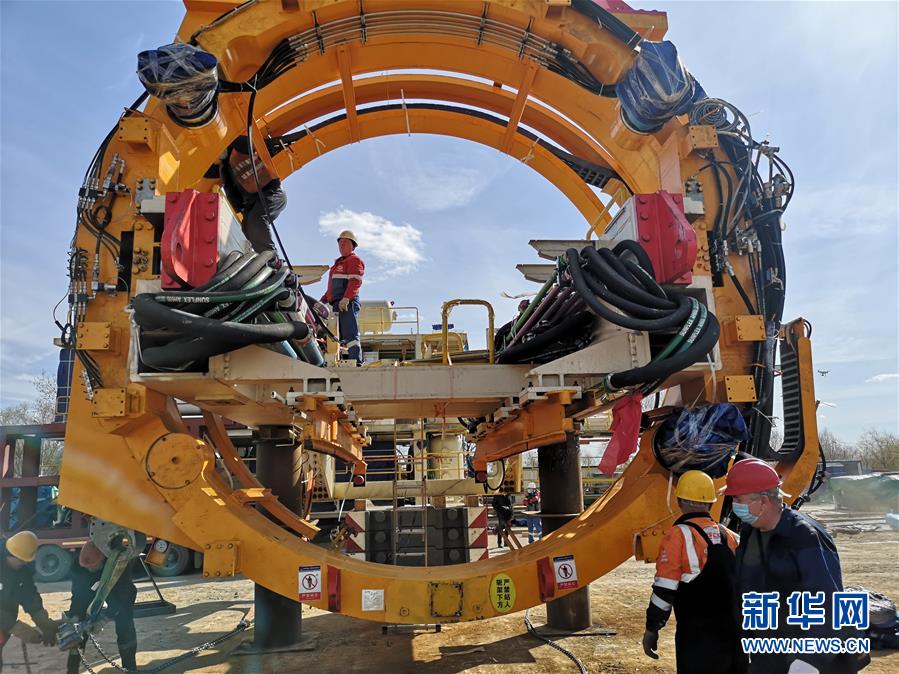 (國際·圖文互動)(2)通訊:“大國重器”亮相莫斯科——中國11米級大盾構(gòu)機在俄始發(fā)記