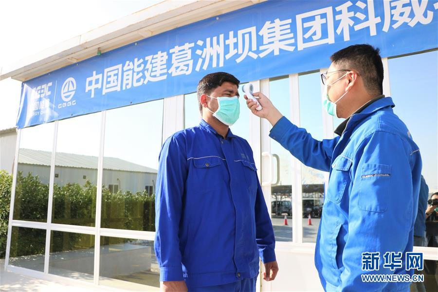 （國際疫情&middot;圖文互動）（6）通訊：防疫、生產(chǎn)兩不誤，沙漠現(xiàn)&ldquo;棋盤&rdquo;&mdash;&mdash;記中企承建科威特住房基建項目