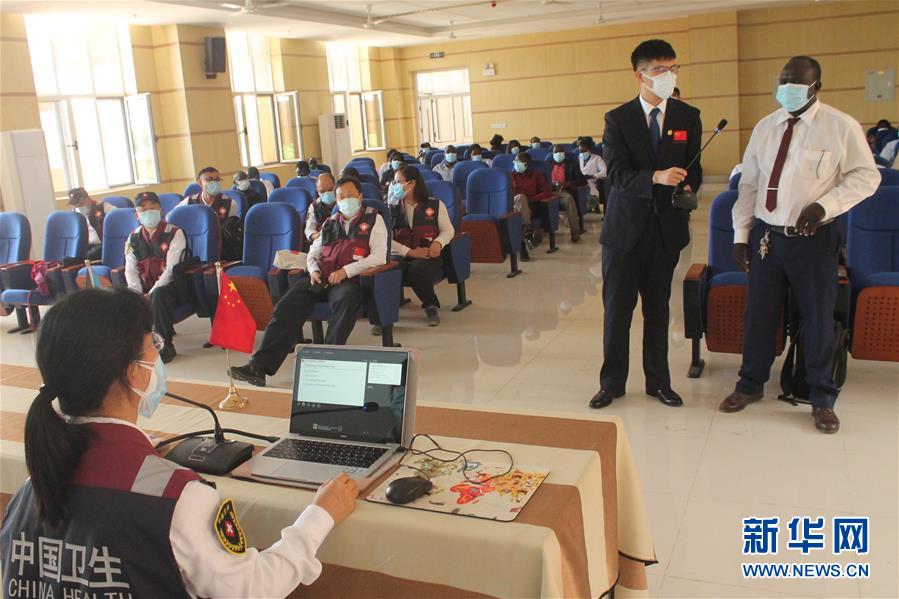 （國際&middot;圖文互動）（1）中國抗疫醫(yī)療專家組對南蘇丹疫情防控人員開展培訓(xùn)